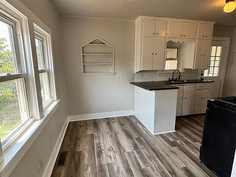216 S Moore Ave — Photo 8