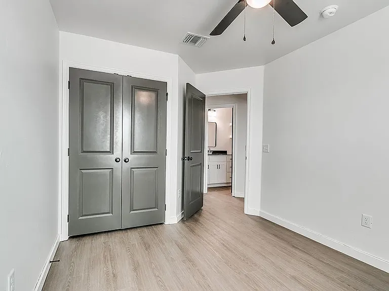 325 Mooring Dr — Photo 13