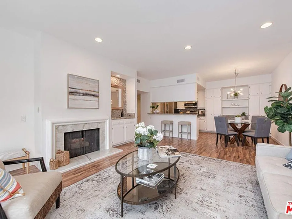 5139 Balboa Blvd #203