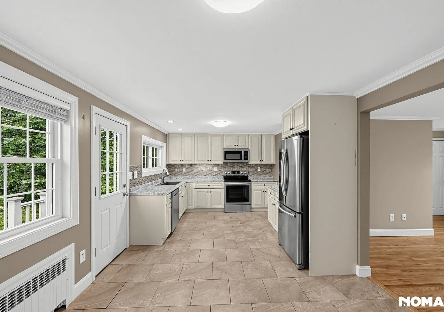 Spacious 3BR House in Kingston — Photo 2