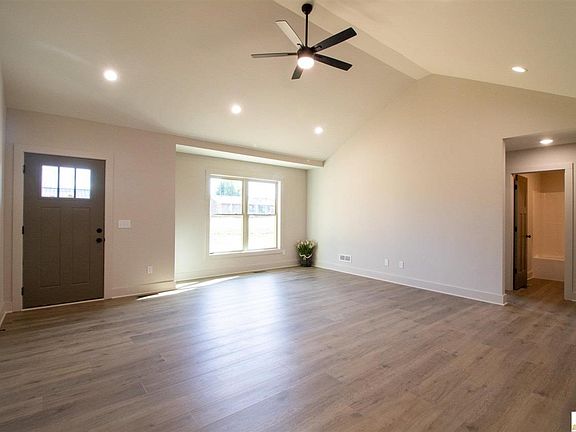 5th image of 285 Sandalwood Dr