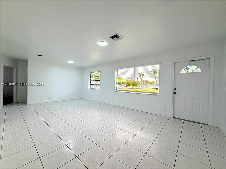 1740 SW 47th Ave — Photo 3