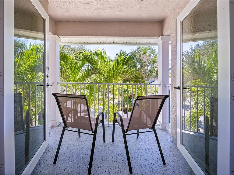 Upstairs Balcony/Porch