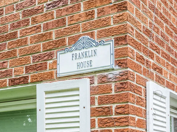 406 Franklin Ave APT 1B, River Forest, IL 60305