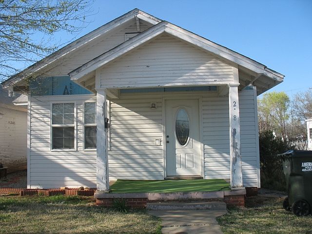 1st image of 218 W Russell Ave
