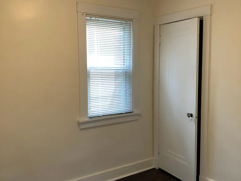 233 Sieaforth Ave — Photo 12