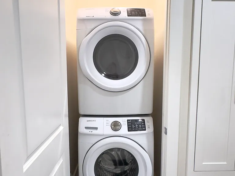 Washer/Dryer included