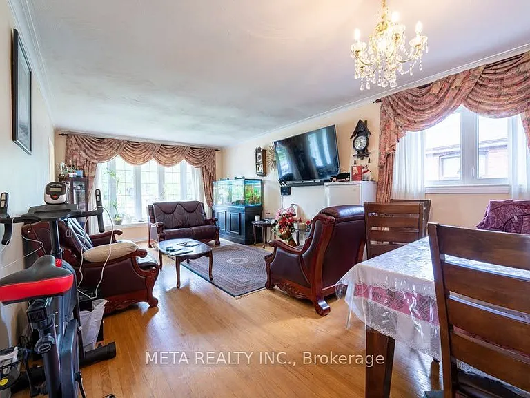 79 Chestermere Blvd — Photo 2