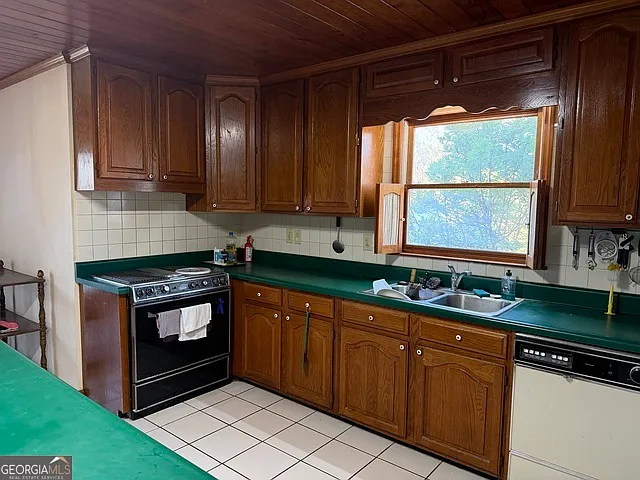 4 bed, 3.5 bath, 3710 sqft, $2,500 — Photo 4