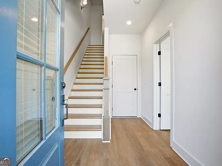 2597 Mackintosh — Photo 3