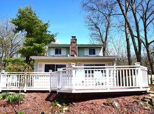 11549 Riverbank Ln, Pinckney, MI