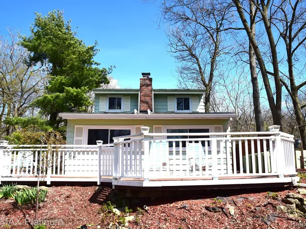 11549 Riverbank Ln, Pinckney, MI 48169