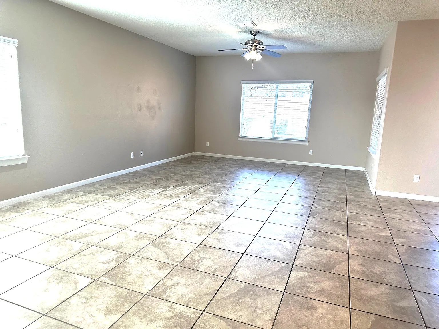 4 bed, 2551 sqft, $2,695 — Photo 3