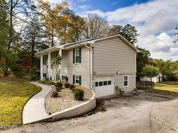 3rd image of 6717 Worthington Ln
