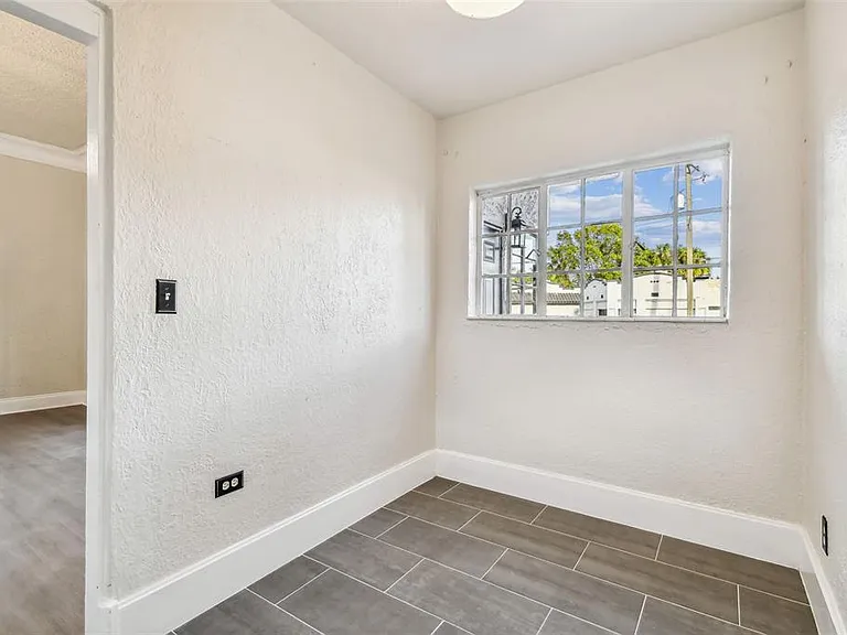 2102 W La Salle St — Photo 21