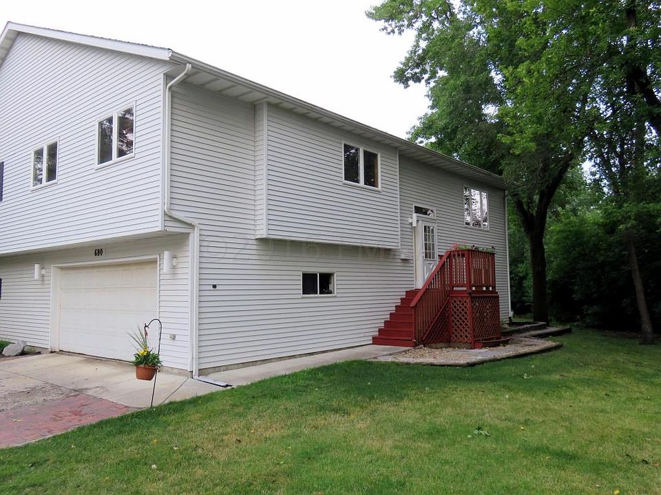 1st image of 680 13th Ave E