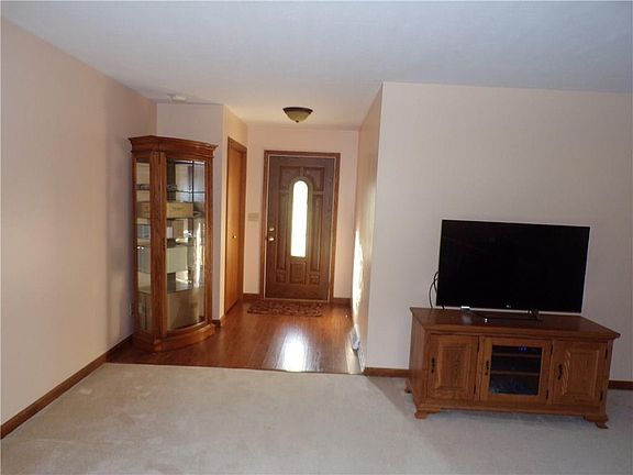 4th image of 948 Greenfield Dr