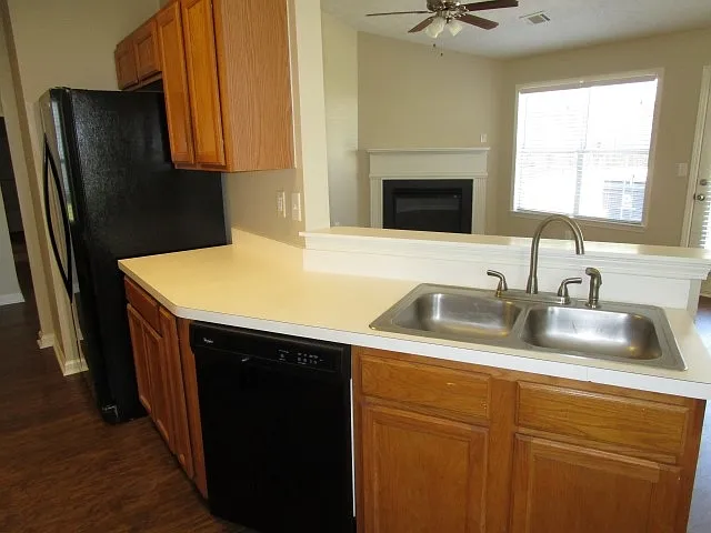 305 Brannans Ct — Photo 4