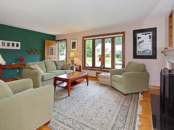 Granite-trimmed gas fireplac