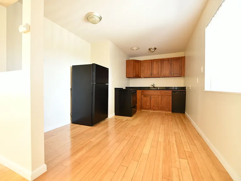 2p008 - Lake View East — Photo 6