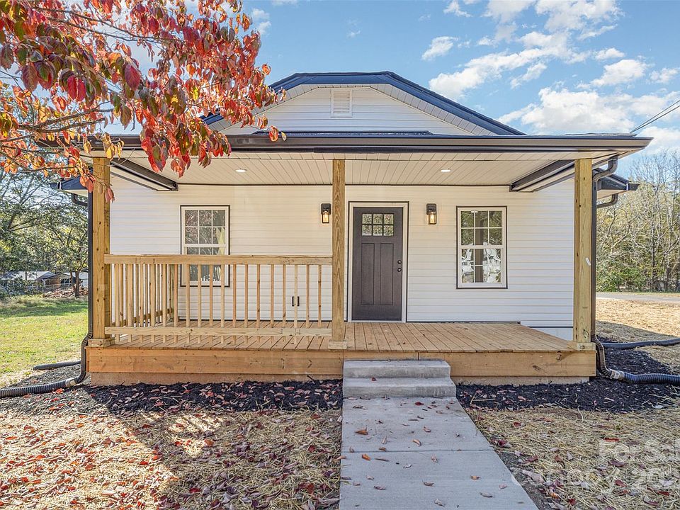 1st image of 300 Lily St