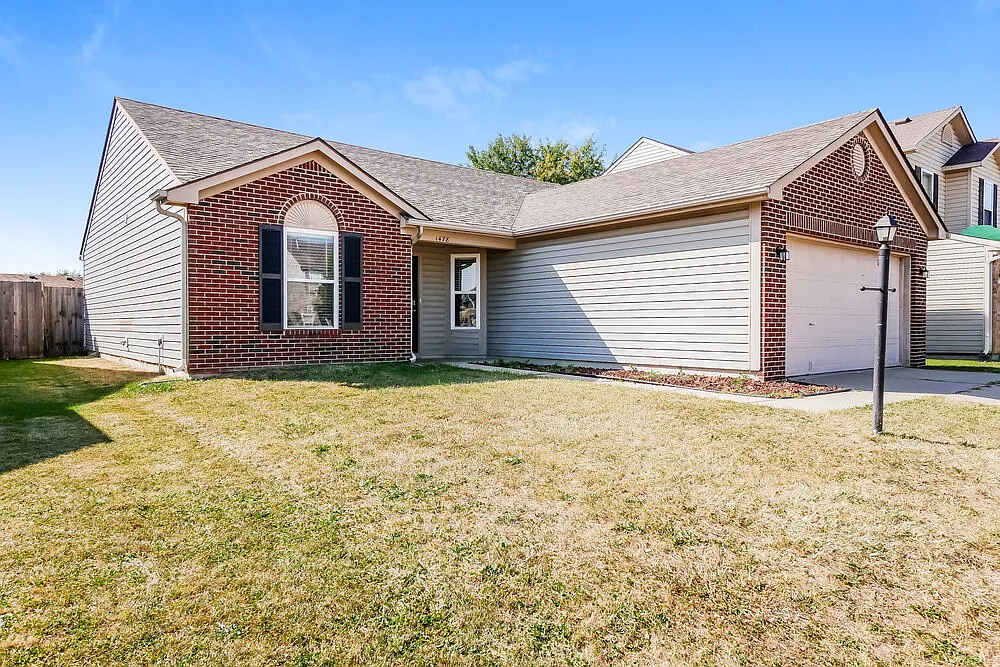 3 bed, 2.0 bath, 1204 sqft, $2,240 — Photo 3