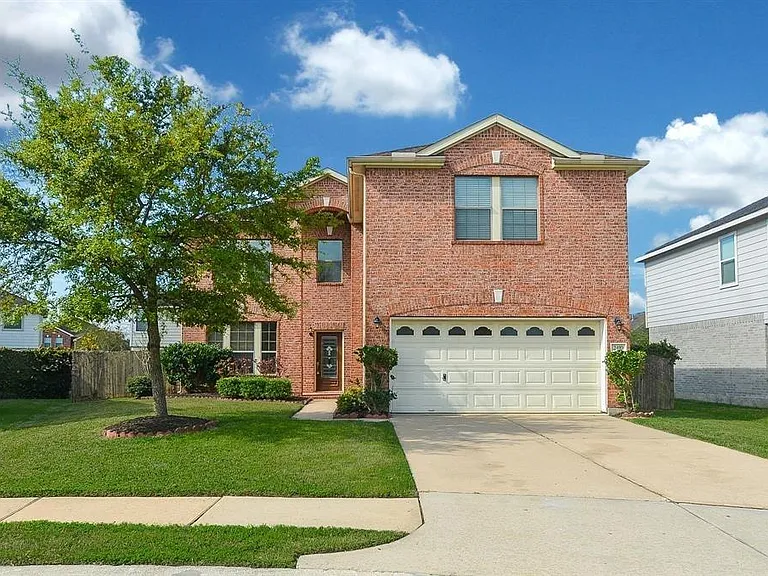 2410 Crossmill Ln — Photo 1