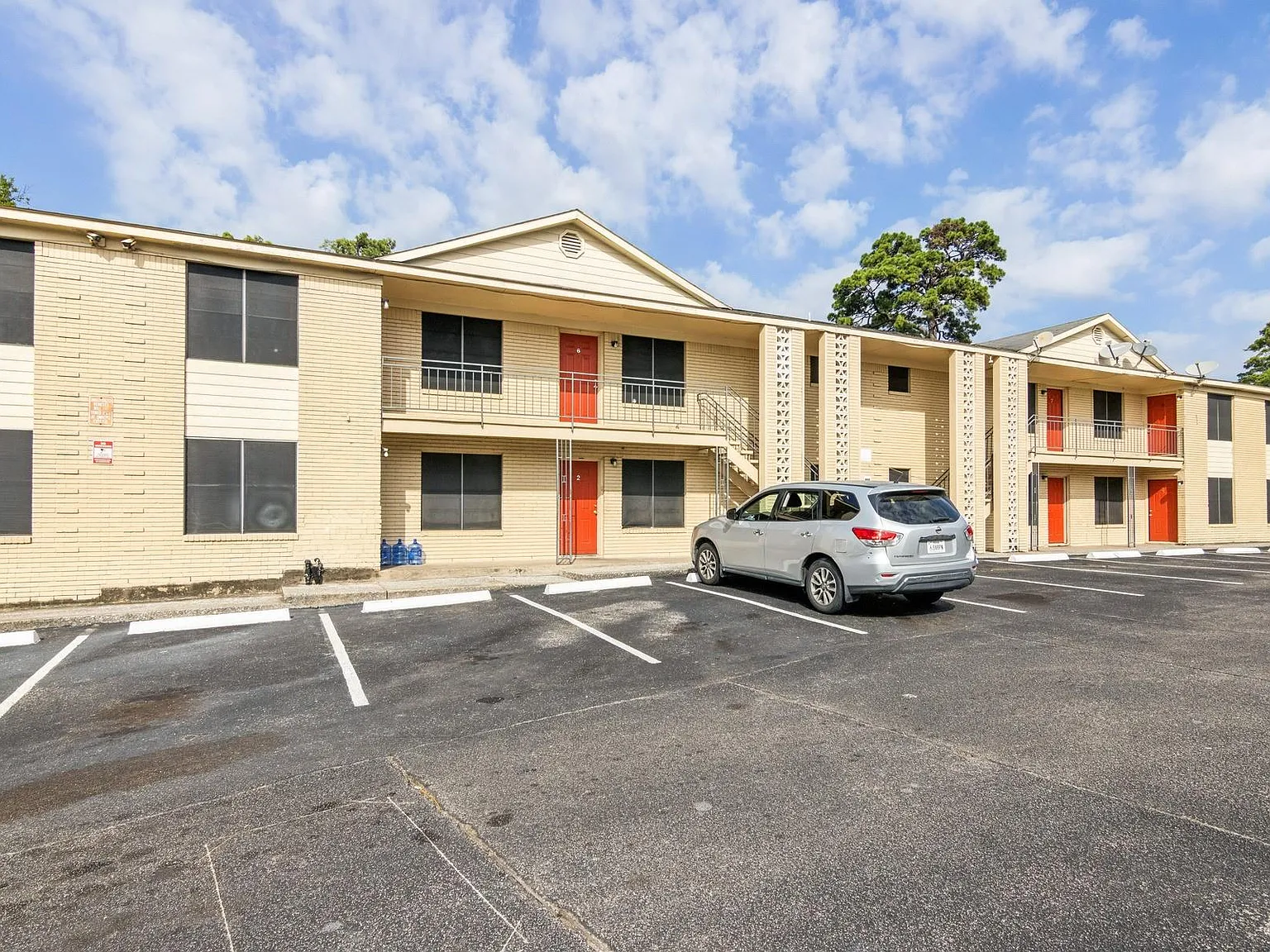 2 bed, 6432 sqft, $1,050 — Photo 2