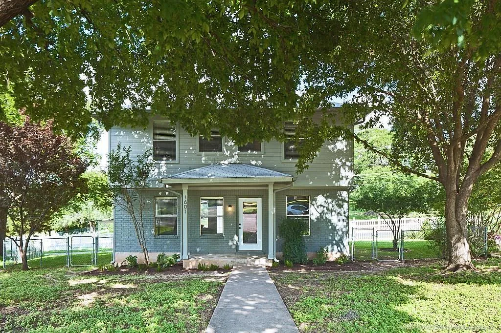 Building Photo - 1601 E 10th St