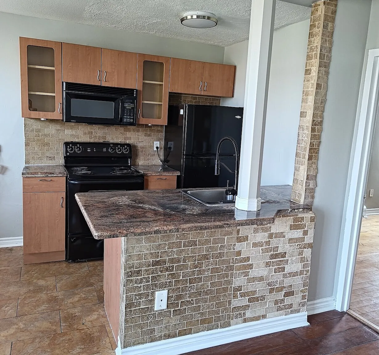 **Centrally Located 1 Bedroom Condo in The Crofts** — Photo 4