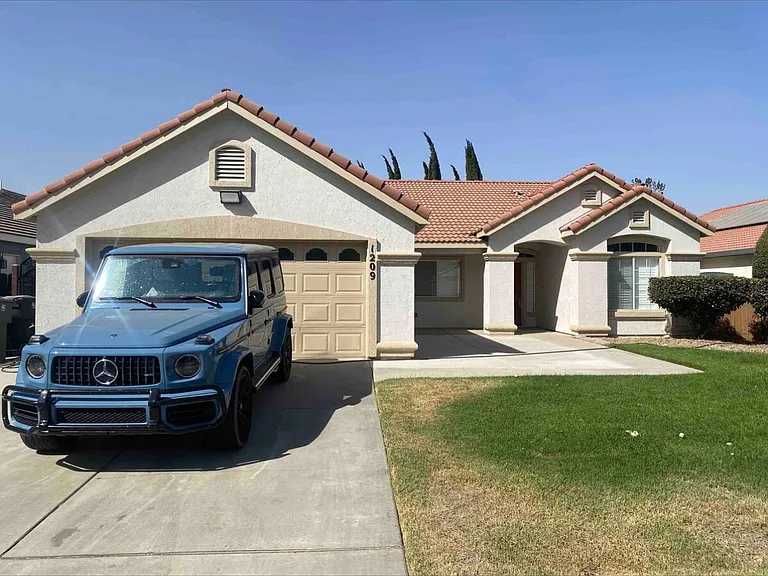 1209 Fairway Dr — Photo 1