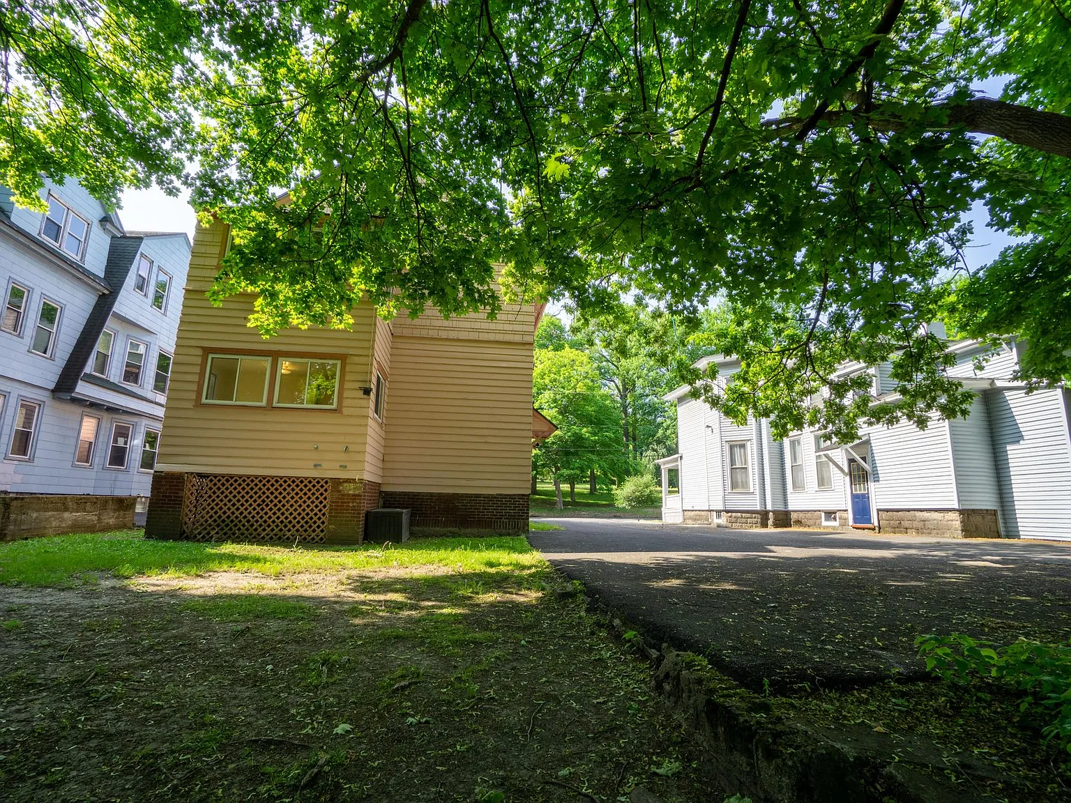 1213 Madison Apt 1 - Available 6/1/2027 - Spacious 3 Bedroom Flat With Off-Street Parking — Photo 4
