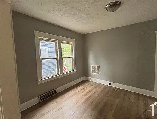 12021 Forest Ave — Photo 2