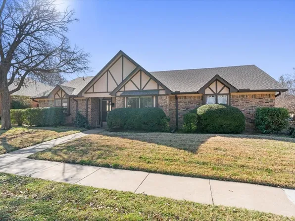 1400 Country Meadows Dr, Bedford, TX 76021