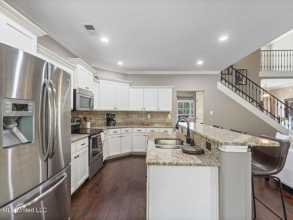 3rd image of 4558 Bakersfield Dr