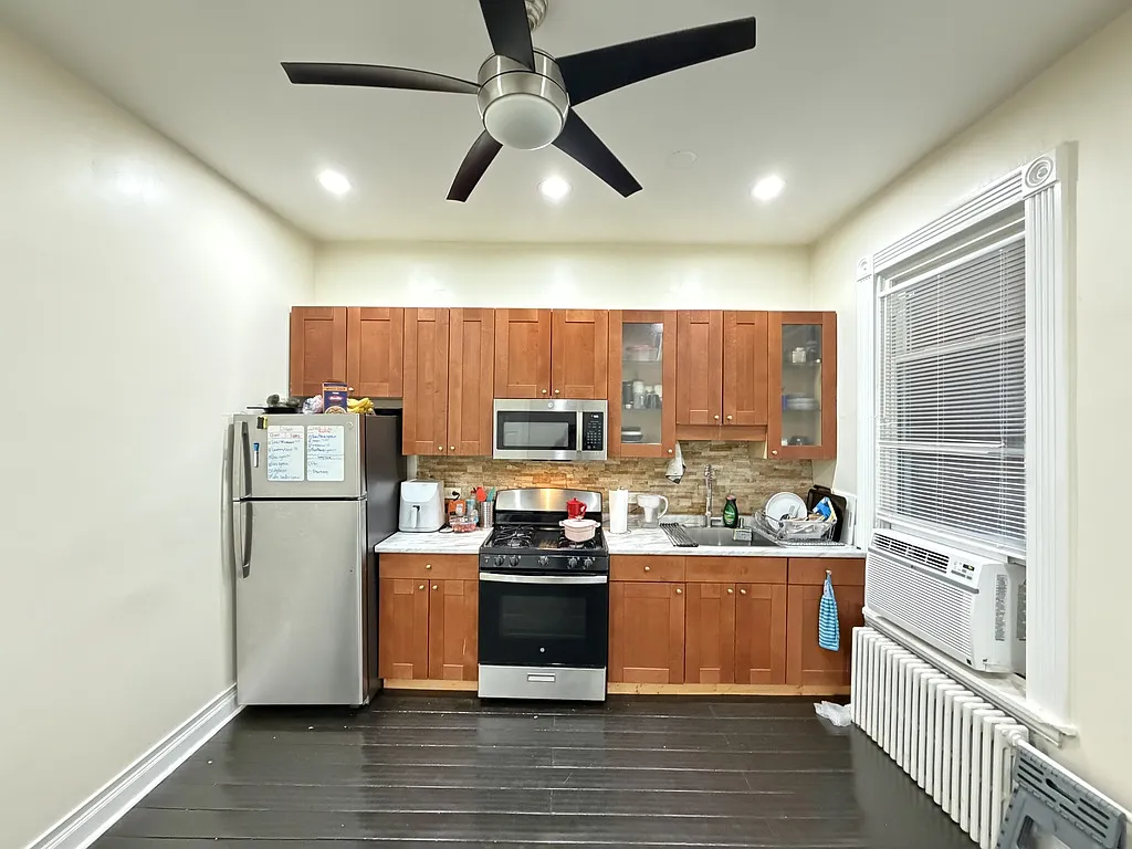 Appealing 3 Bed, 1 Bath at Wabash + 46th (Bronzeville) — Photo 2