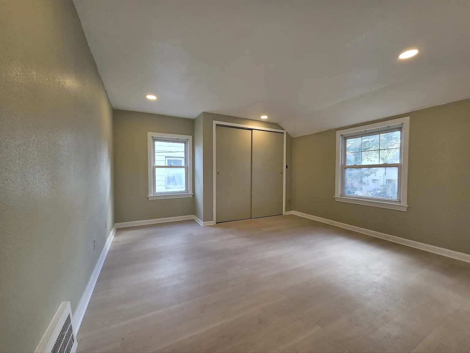 4 bed, 1.5 bath, 1800 sqft, $2,095 — Photo 4