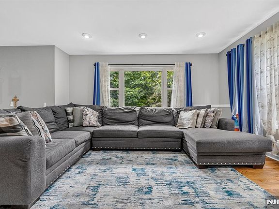 5th image of 5 Lawrence Dr