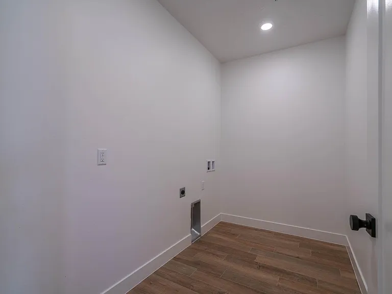 Washer/Dryer Hookups