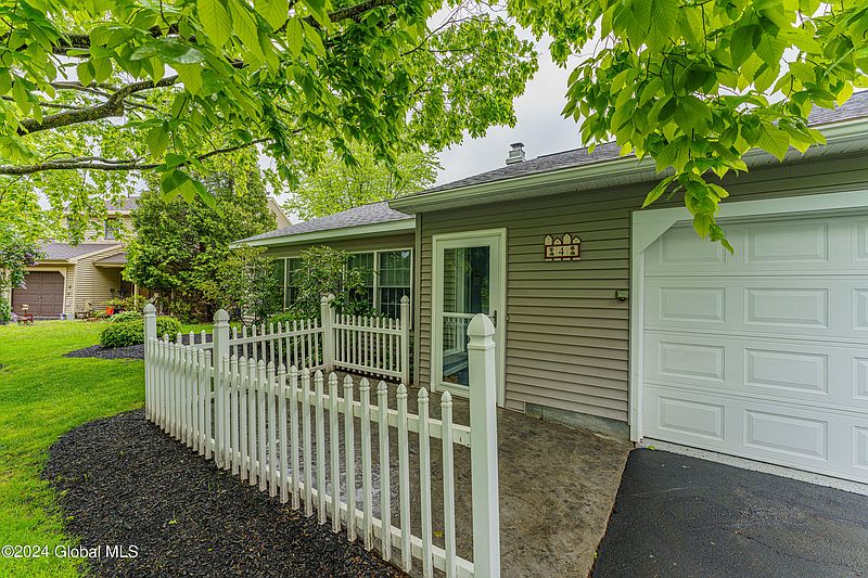 3rd image of 4 Willowbrook Lane