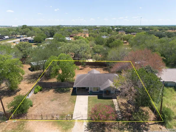804 County Line Rd, Jourdanton, TX 78026