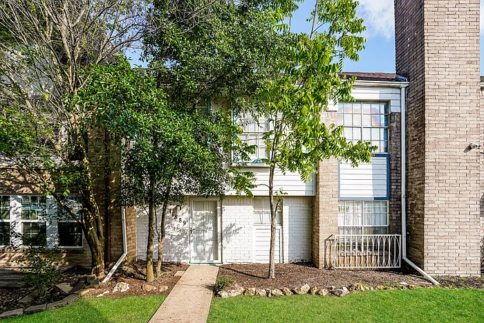11889 Algonquin Dr