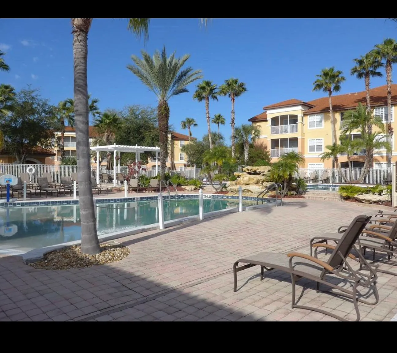 2 bed, 1043 sqft, $1,600 — Photo 1