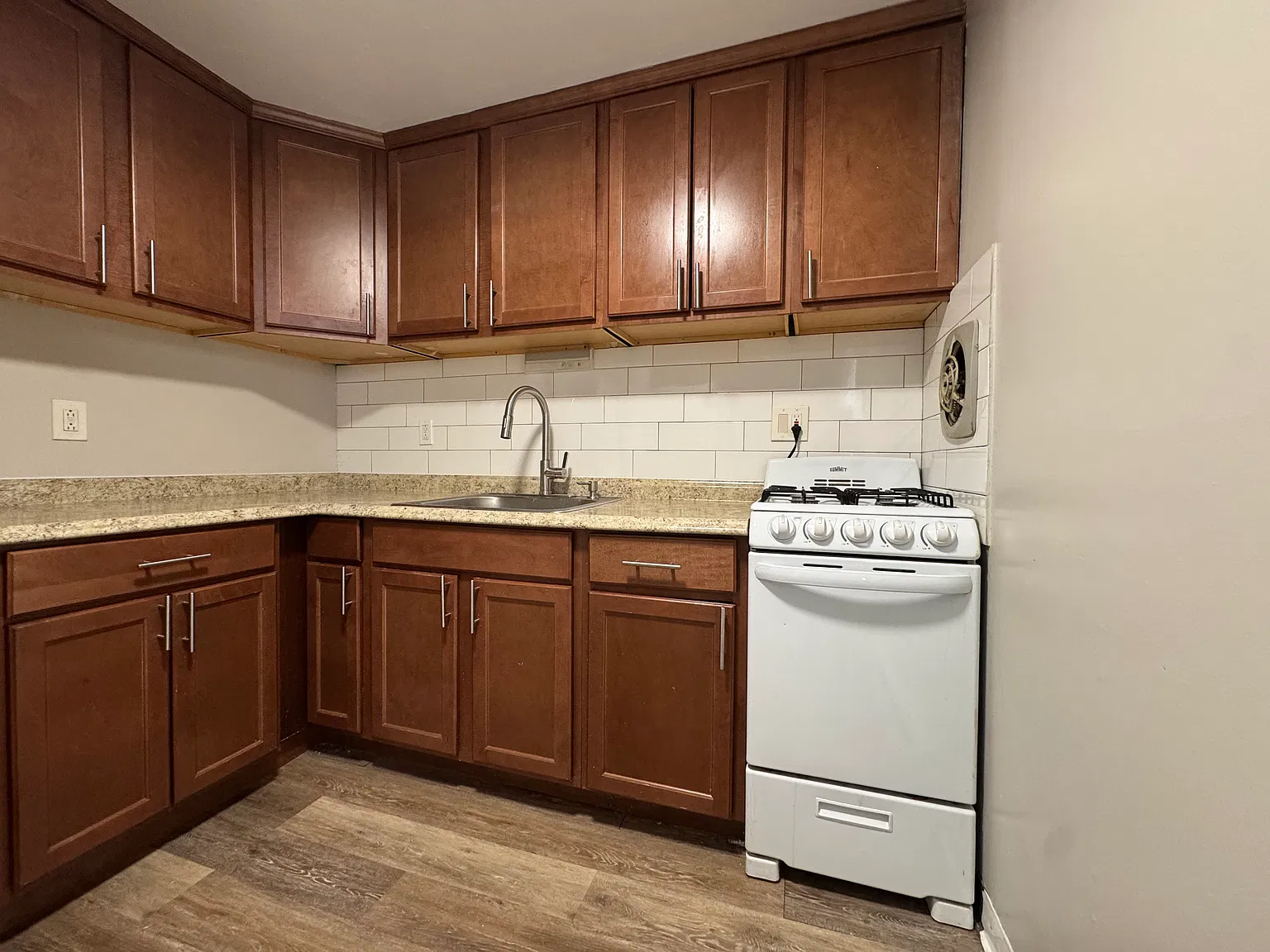 1 bed, 800 sqft, $1,245 — Photo 3