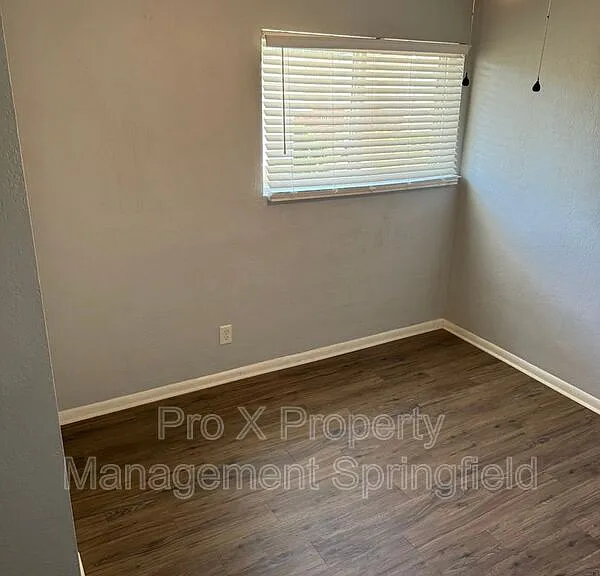 2943 E University St #10 — Photo 12