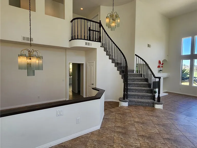 11 Paloma Dr — Photo 2