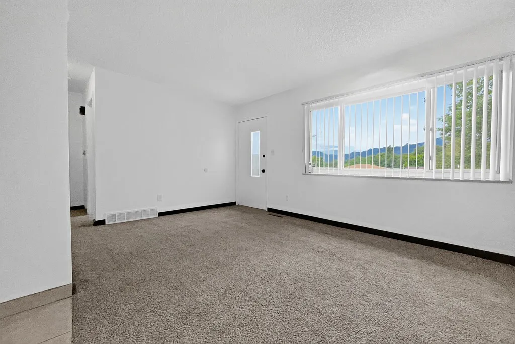 5 bed, 1440 sqft, $2,425 — Photo 3