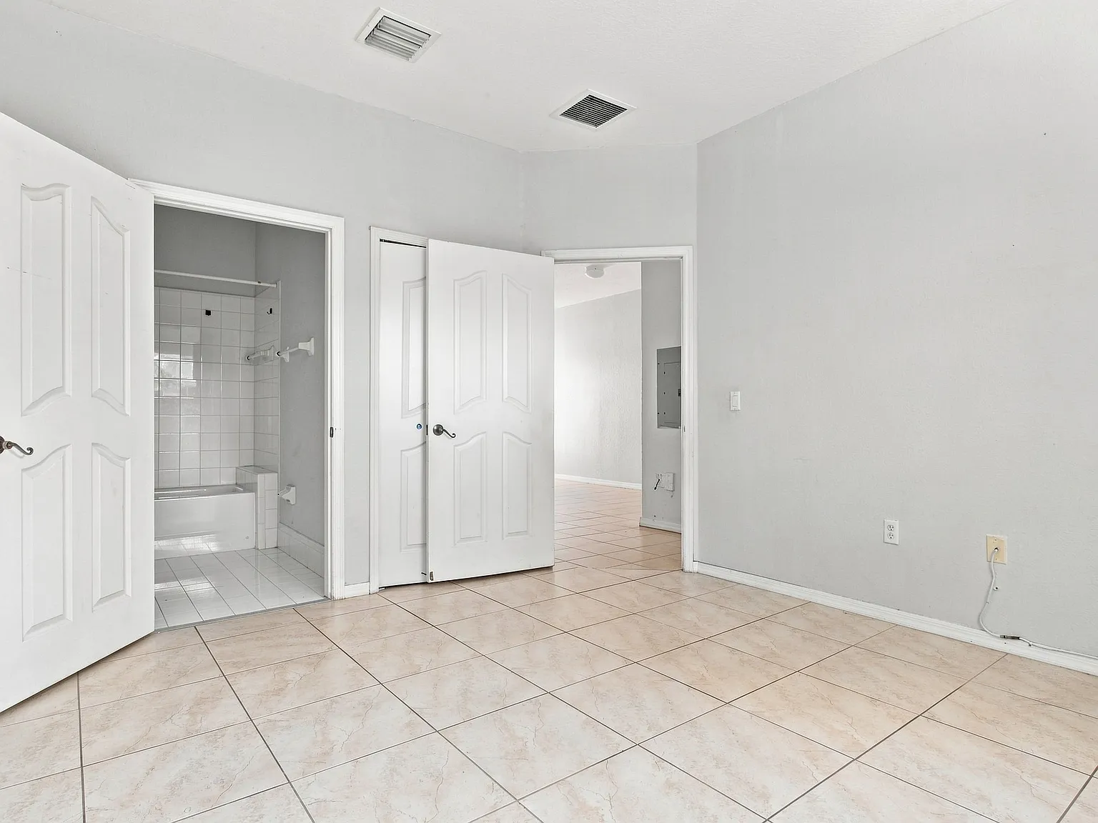 2 bed, 898 sqft, $1,950 — Photo 2