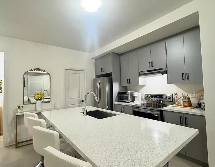 37 Brandon Cres — Photo 2