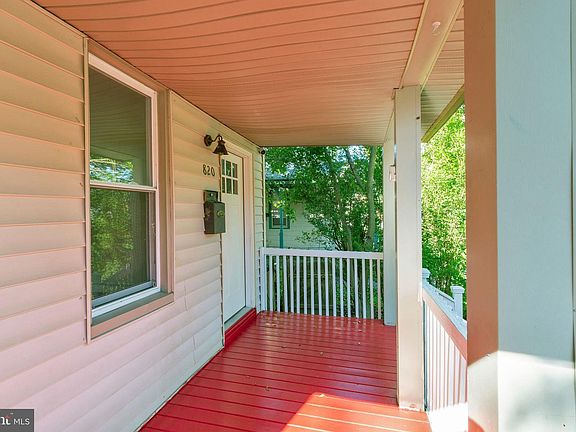 3rd image of 820 Laurel St